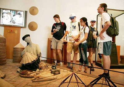  Du khách quốc tế tham quan Bảo tàng Dân tộc học Việt Nam.