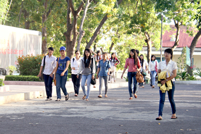 Nhiều thí sinh đã có mặt tại điểm thi Trường Đại học Nha Trang từ rất sớm.