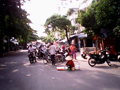 Lấn chiếm lòng đường để buôn bán