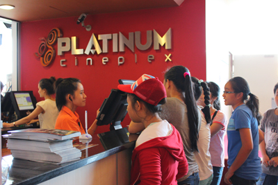 Khán giả mua vé xem phim tại rạp Platinum Cineplex.