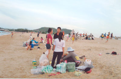 Cần chấn chỉnh nạn bán hàng rong trên bãi biển