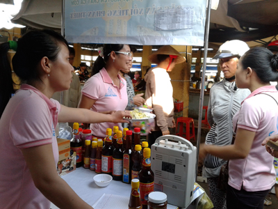 Vào chợ tiếp thị hàng Việt