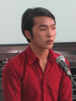 Không đội mũ bảo hiểm còn chống người thi hành công vụ