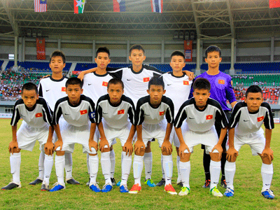 Hồng Sơn (hàng dưới, thứ 4 từ trái sang) được cho là sinh năm 1999.