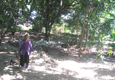 Bà Huệ bên phần đất đang tranh chấp.