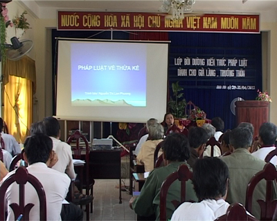 Lớp tập huấn kiến thức pháp luật cho già làng, trưởng thôn.