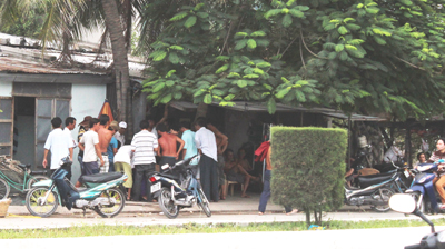 Các đối tượng đang tổ chức chơi xóc đĩa và tang vật Công an xã Vĩnh Lương thu được chiều ngày 15-7.