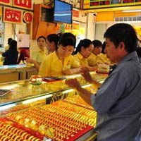 Vàng ngoại giảm mạnh, vàng nội trầm lắng