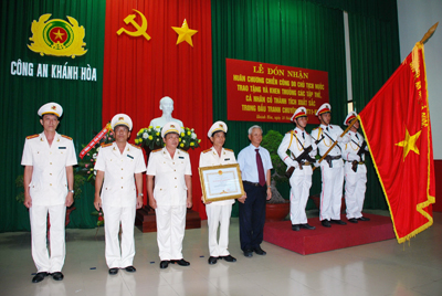 Nhận Huân chương Chiến công hạng Nhất