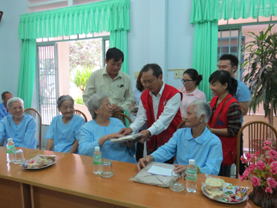 Tặng quà cho các cụ Nhà Dưỡng lão và an dưỡng