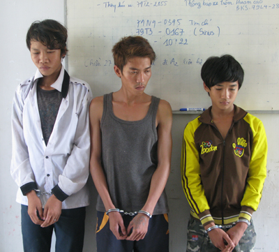 Các đối tượng (từ trái qua): Huy, Thực, Trung tại Cơ quan Cảnh sát điều tra Công an huyện Diên Khánh.