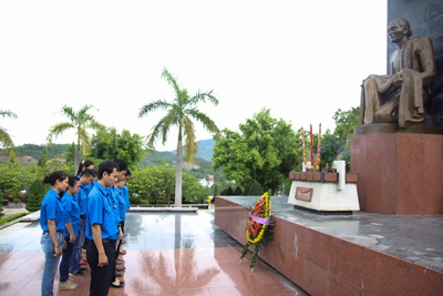 Đoàn viên, thanh niên dâng hương tưởng niệm các anh hùng liệt sĩ.