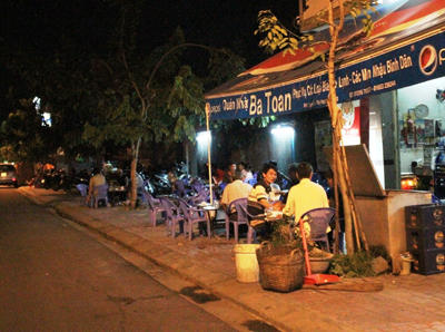 Bờ kè sông Cái bị chiếm dụng…