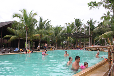  Du khách tắm khoáng nóng tại Khu du lịch I-resort Nha Trang.