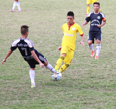 Cầu thủ Sanna Khánh Hòa (giữa) trong một trận đấu tại giải bóng đá hạng Nhì năm nay.