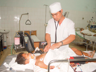 Cứu sống bé 11 tuổi bị cây đâm xuyên thủng thành họng