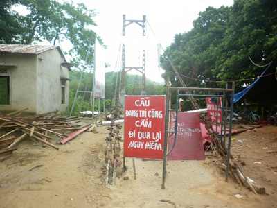 Cầu ván treo đang được sửa chữa