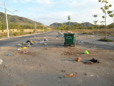 Không nên đổ rác bừa bãi ra đường