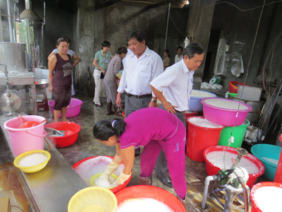 Kiểm tra đột xuất một số cơ sở sản xuất bún tươi