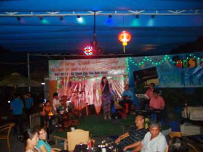 Khoảng 3 tháng nay, từ khi quán cà phê Vườn Dừa (44-46 Lê Thánh Tôn, phường Lộc Thọ, TP. Nha Trang) tổ chức thêm chương trình nhạc sống, hát cho nhau nghe, nhiều người dân ở khu vực xung quanh đã rất bức xúc vì phải “thưởng thức” những âm thanh quá cỡ…