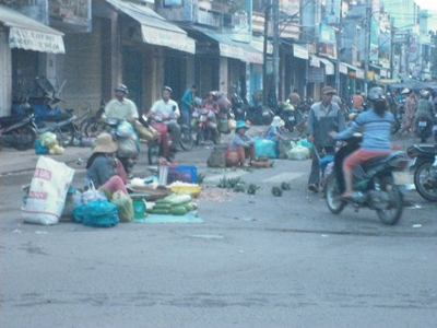 Họp chợ giữa đường
