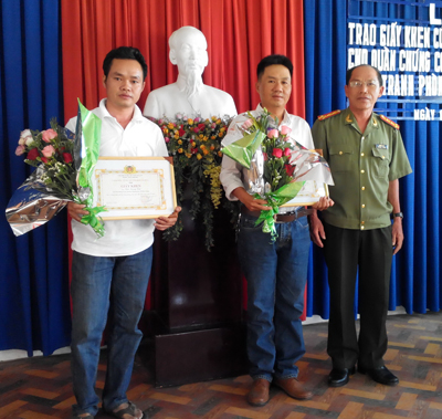 Lãnh đạo Công an TP. Nha Trang trao giấy khen của Giám đốc Công an tỉnh cho hai anh Nguyễn Quang Trực và Phạm Thế Công.