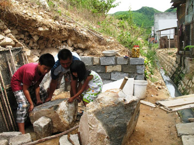 Đá lăn đe dọa nhà dân