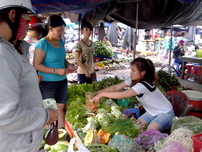 Giá nhiều loại rau, củ tiếp tục có xu hướng tăng.  (Ảnh chụp tại chợ Bình Tân, Nha Trang).