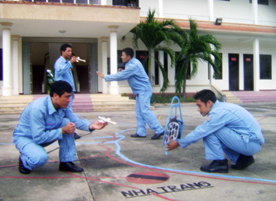  Học viên phi công thực hành huấn luyện bay mô phỏng.