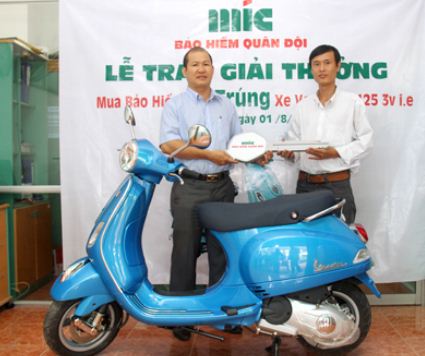 Trao giải cho khách hàng trúng thưởng
