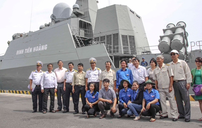 Thăm, tặng quà cán bộ, chiến sĩ Vùng 4 Hải quân