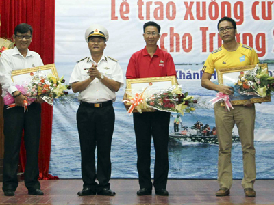 Trao tặng 2 xuồng cứu hộ CQ cho Trường Sa