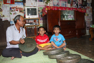 Thỉnh thoảng, ông Cao Văn Tấn lại mang mã la ra đánh cho con cháu nghe