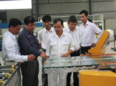 Mô hình sản xuất, gia công kính cường lực của Công ty Tân Minh.