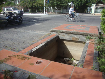 Hố nguy hiểm bên lề đường