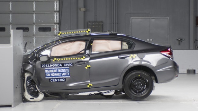 Xe nhỏ an toàn: Honda Civic đứng đầu, Chevrolet Cruze và Kia Forte thất bại