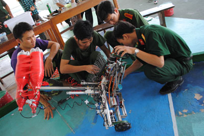 Sáng tạo Robocon ở Trường Sĩ quan Thông tin.
