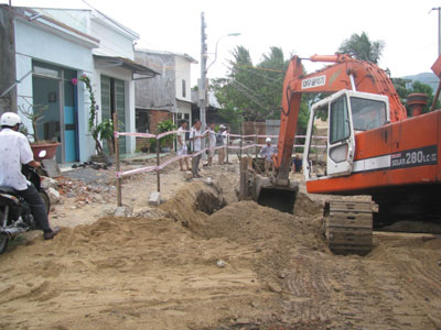 Dự án Cải thiện vệ sinh môi trường TP. Nha Trang đang thi công phần đường ống dẫn nước thải ở khu vực Đồng Muối 1, phường Phước Long, TP. Nha Trang. Tuy nhiên, do khoảng cách công trình và nhà dân quá gần, nền đất yếu nên xảy ra tình trạng hàng loạt nhà dân bị  nứt.