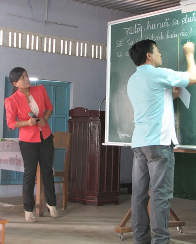  Cô sửa lỗi cho trò.