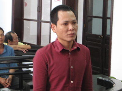 Nhấc yên xe để “chôm” điện thoại