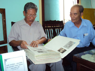 Ông Vũ Khắc Đài  (bên trái) cùng bạn cao niên kiểm tra lại các tập tư liệu về Bác. 