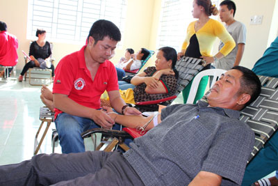 Anh Hồ Trọng Phương đang hiến máu tình nguyện tại Hội Chữ thập đỏ TP. Cam Ranh.