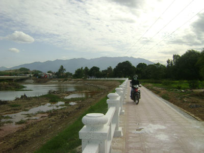  Bờ kè bên hữu (từ cầu Đường sắt đến cầu Mới Quốc lộ 1A) sông Dinh gần hoàn thành.