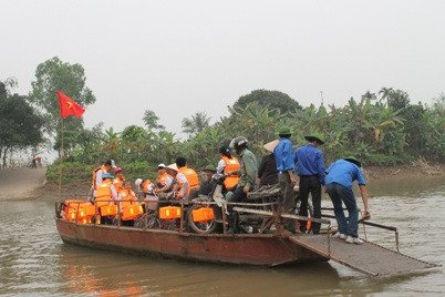 Phạt tiền từ 100.000 - 200.000 đồng đối với hành vi không mặc áo phao cứu sinh khi tham gia giao thông trên phương tiện vận tải hành khách ngang sông - Ảnh minh họa