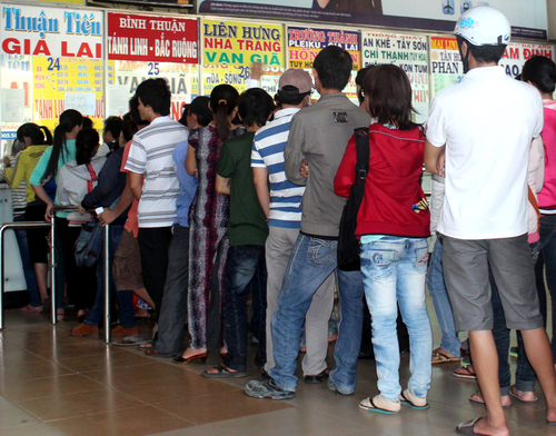 Hàng khách đi lại dịp lễ. Ảnh minh họa: Hữu Công