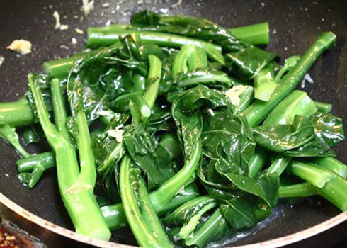 Khi xào rau, bạn nhớ cho nhiều dầu ăn để rau ít bị mất vitamin C khi chế biến.