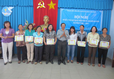 Các cá nhân nhận giấy khen.