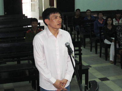  Ảnh: Bị cáo Lê Trung Huy trước vành móng ngựa.