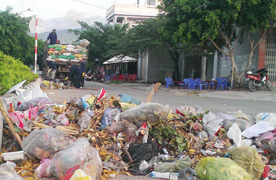 Điểm tập kết rác tại đường Bà Triệu.