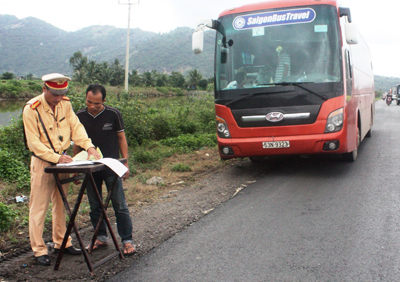 Lực lượng chức năng kiểm tra phương tiện vi phạm.